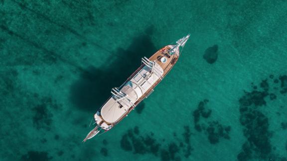 The luxurious Gulet Halcon Del Mar sailing on clear, turquoise waters in Turkey.